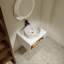 Meuble-lavabo flottant avec lavabo vasque rond à motif marbré et tablette ouverte-129374058