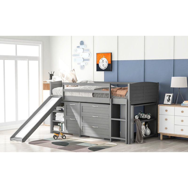 Lit mezzanine simple gris avec une armoire et une tablette efficaces. Fabriqué en bois massif. Économisez de l'espace et restez organisé. Barrière de sécurité complète pour. Pas de sommier requis. Espaces de rangement spacieux. Bois massif