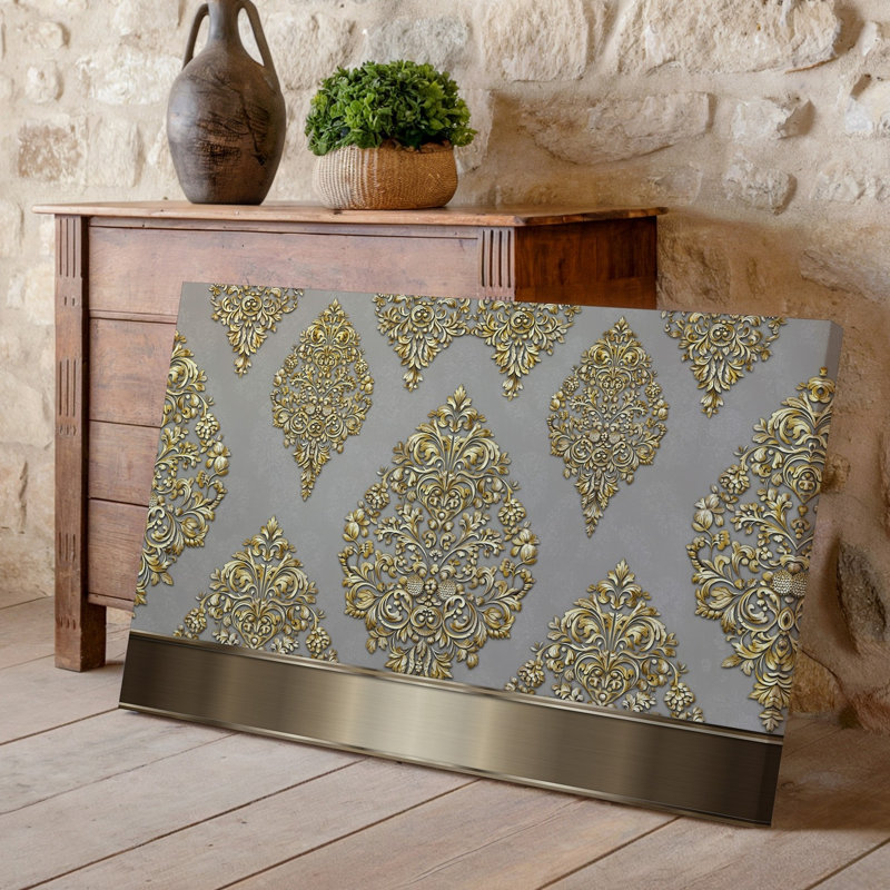 La toile crée un design de papier peint élégant avec un motif damassé complexe en or chatoyant contre un taupe doux