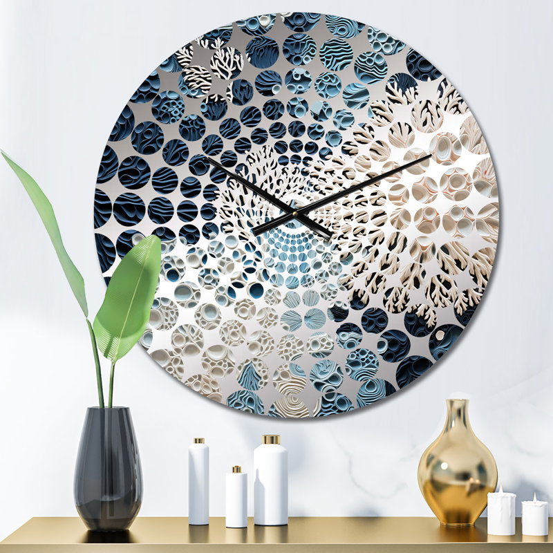 Horloge murale sous-marine et coraux blancs sous l'eau, Petit