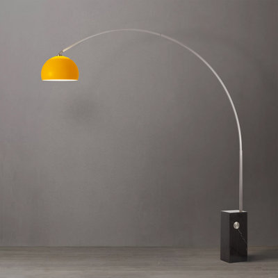 Lampe à arc moderne emblématique Mid-Century 95 po avec abat-jour en acier moutarde demi-dôme, corps en nickel satiné, base en marbre noir, ampoule DEL à intensité variable