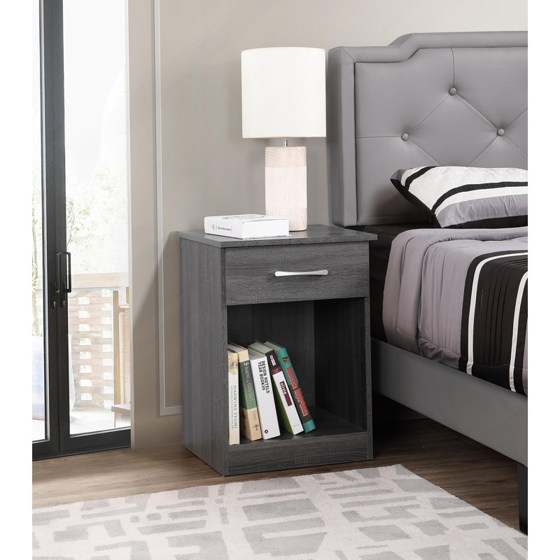Fonctionnelle et élégante, la table de chevet RTA est idéale pour les petits espaces, offrant un assemblage facile et un rangement efficace pour les articles essentiels de chevet.