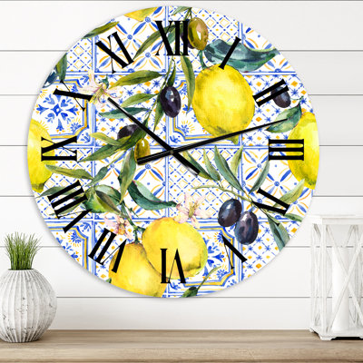 Ornement de citron sur un motif géométrique bleu III - Horloge murale tropicale