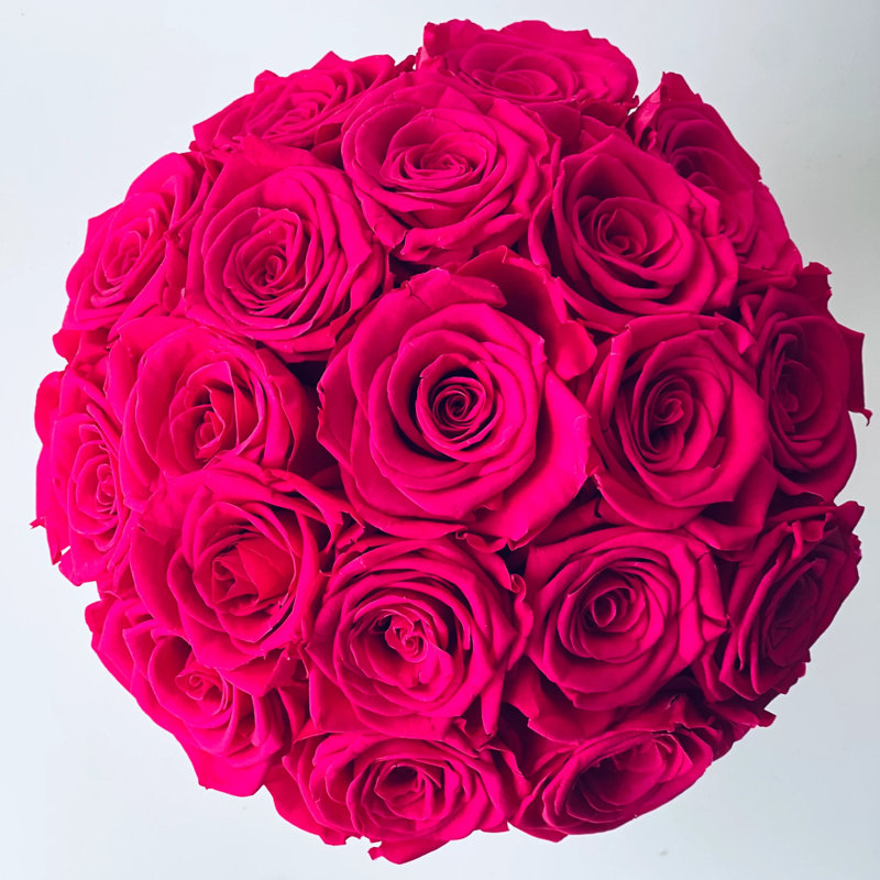 Arrangement de roses préservées dans un vase