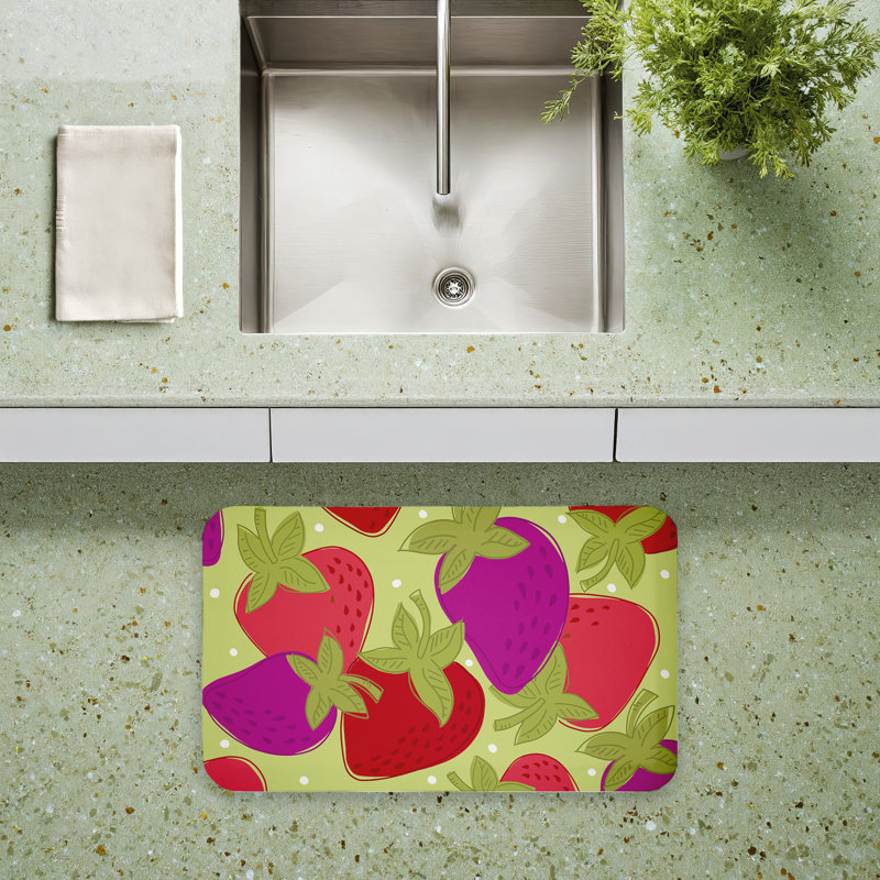 Tapis de sol anti-fatigue Fun Fruit Strawberries, design par Deidre Mosher, 30 po x 18 po
