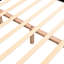 Et structure de lit double avec tête de lit en chenille grise attrayante, fabrication confortable et élégante