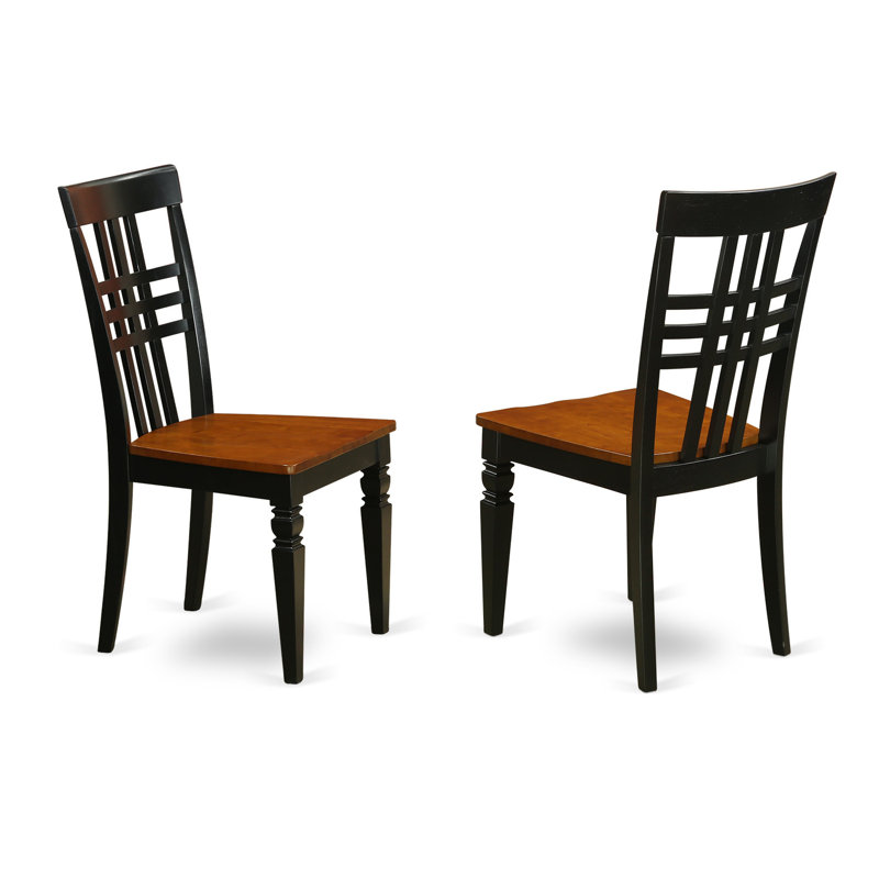 Table de salle à manger carrée avec plateau en bois massif au fini noir et cerisier et chaises à dossier ajouré.