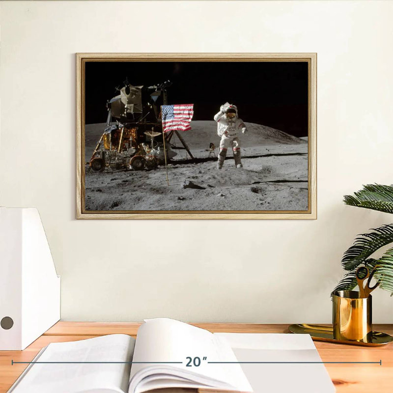 Homme sur la lune IV, 13 po x 9 po, Cadre flottant en bois naturel