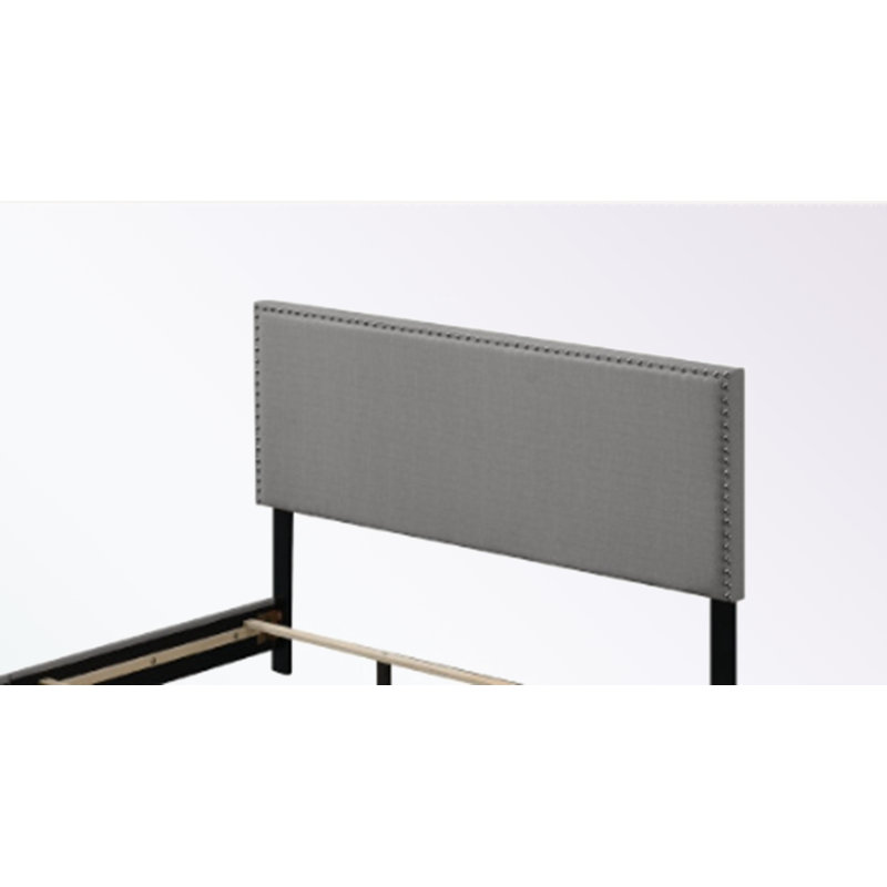 Structure de grand lit plateforme avec tête de lit en tissu et clous décoratifs
