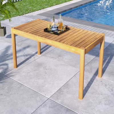 Table en bois pour terrasse, spacieuse et facile à nettoyer