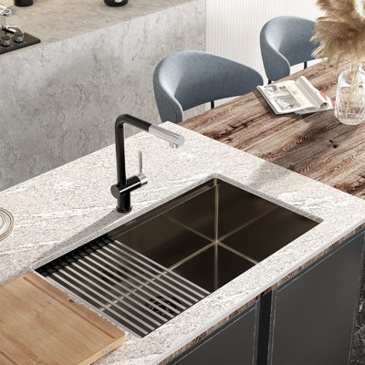 Évier de cuisine 32 pouces à cuve simple encastrable noir en acier inoxydable de calibre 16 avec finition PVD, NanoTek avec planche à découper en bambou et plateau de drainage (gris foncé)