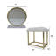 Tabouret de coiffeuse minimaliste moderne en fausse fourrure blanche avec structure en métal doré et miroir rond HD à base gris pâle