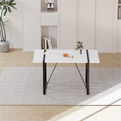 Table de salle à manger rectangulaire en panneau de fibres à densité moyenne blanc croustillant avec pieds en métal noir, sièges 4 à 6, style campagnard industriel