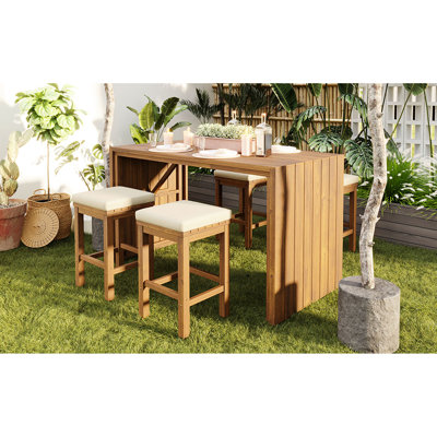 5 pièces pour l'extérieur avec table en bois et quatre tabourets confortables avec coussins beiges, idéal pour la détente dans le jardin, assemblage rapide