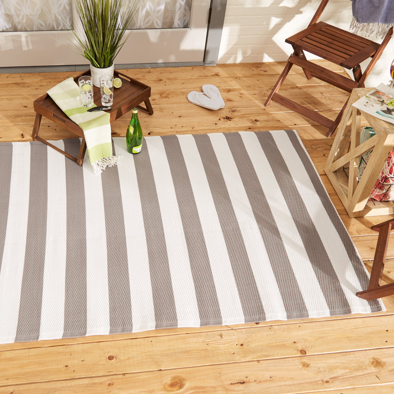 Tapis d'extérieur à rayures pierre / blanc 4 pi x 6 pi