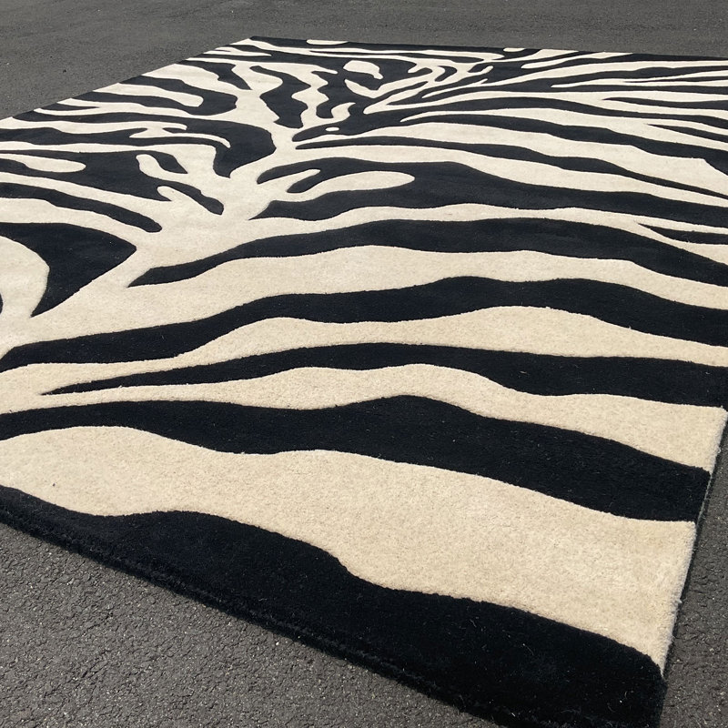 Tapis noir / blanc touffeté à la main