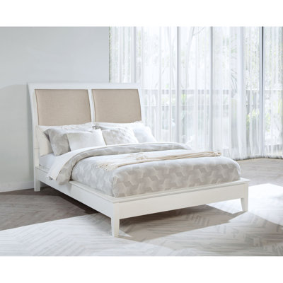 Grand lit à panneau blanc Coastal Style avec tête de lit rembourrée en mousse et tissu en lin pour la décoration de la chambre à coucher