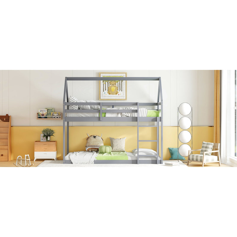 Lit simple gris au-dessus d'un lit en bois d'hévéa gris avec conception en forme de maison et garde-corps pour lit, gris, qualité artisanale et fiable
