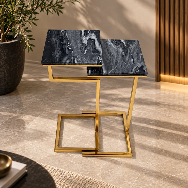 Ensemble de table carrée 2 pièces avec dessus en marbre noir et bases dorées pour espaces de vie