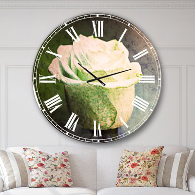 Magnifique rose peinte en blanc - Horloge murale traditionnelle