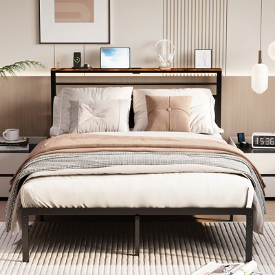 Base de lit grand format avec station de charge, lit plateforme avec lattes en métal, tête de lit tapissier avec tablettes de rangement, aucun sommier tapissier requis, noir