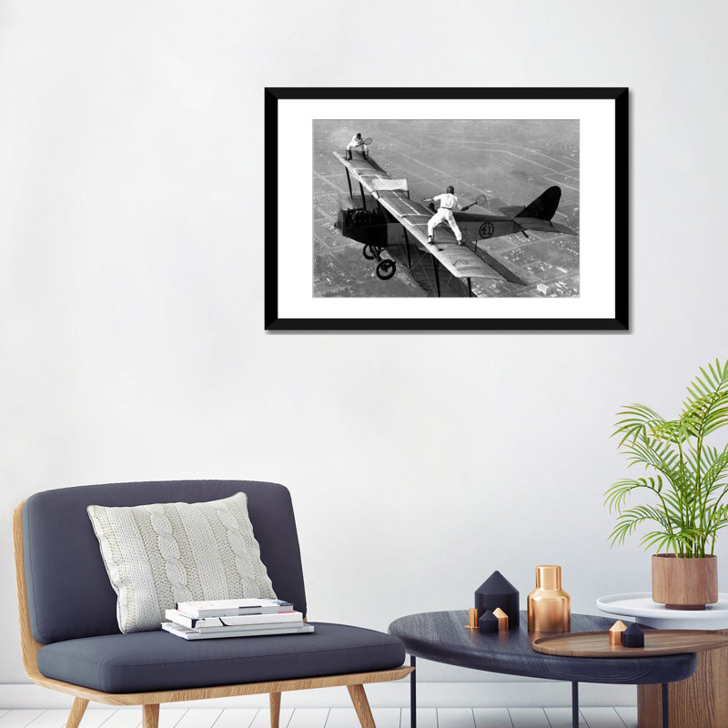 Jouant au tennis sur un biplan en 1925, reproduction de photo sur toile, H 24 po x l 32 po x P 1 po, Blanc