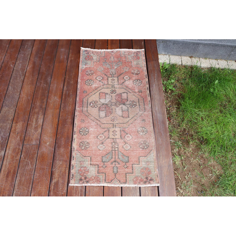 Petit tapis turc unique avec un attrait rétro idéal pour les décors bohémiens et l'artisanat fait à la main