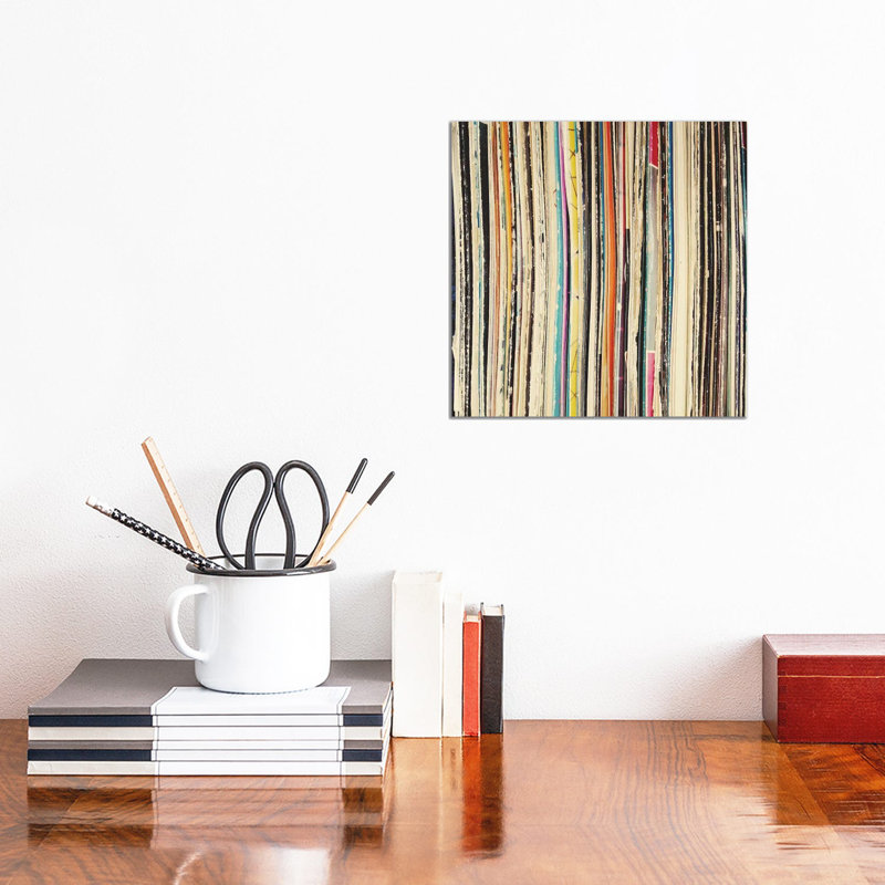 Collection de disques par Cassia Beck - peinture sur toile tendue, H 12 po x l 12 po x P 0,75 po