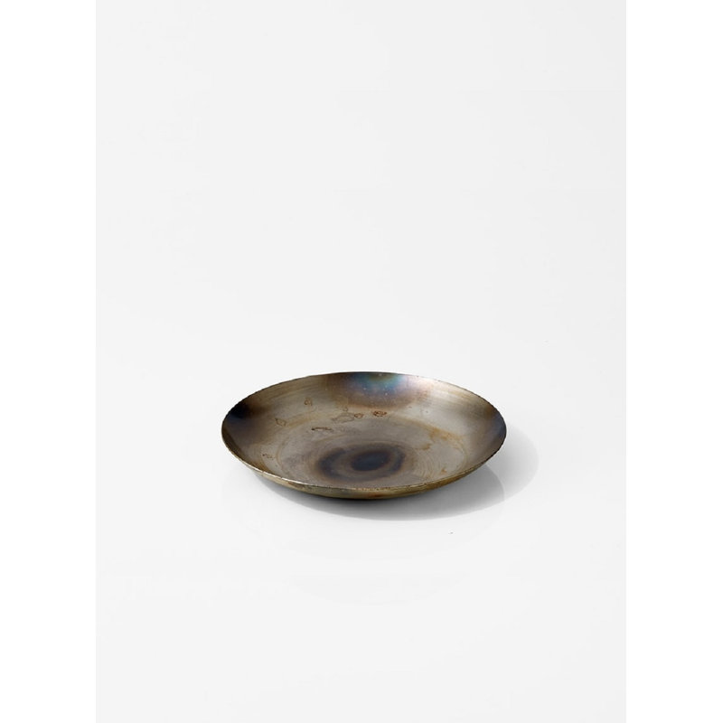 Plat en métal irisé, Moyen