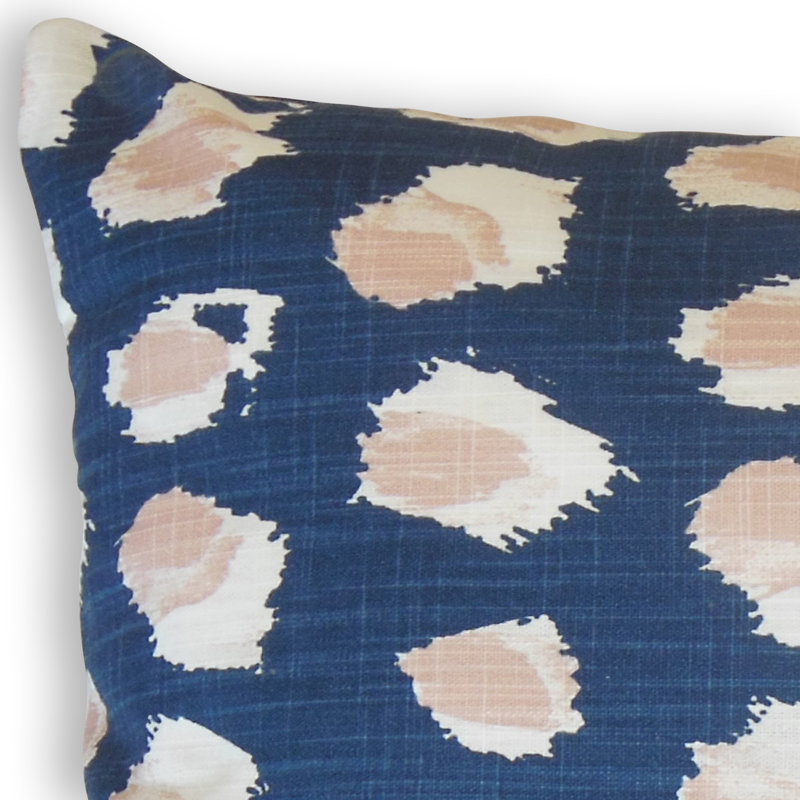 Coussin décoratif en coton Zedd Ikat, Hauteur (18 po) x largeur (18 po), Rosé