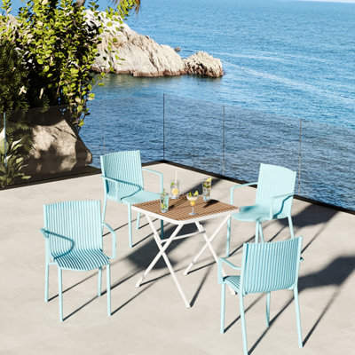 4 fauteuils empilables en PP bleu gris et une table carrée intérieure / extérieure, conception stable, dossier à lattes ergonomique, plateau de table avec pieds en métal de couleur kaki blanc