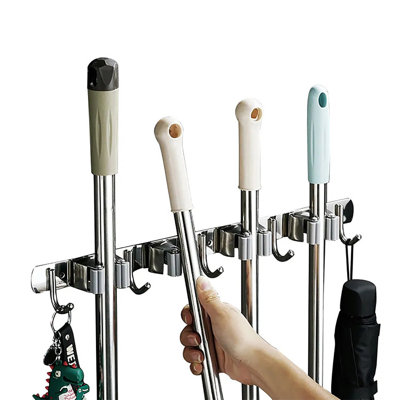 Support de rangement à balai à pince argenté avec 4 pinces antidérapantes et 5 crochets multi-usages, vadrouilles et outils manuels, installation simple et rapide pour les murs intérieurs et extérieurs