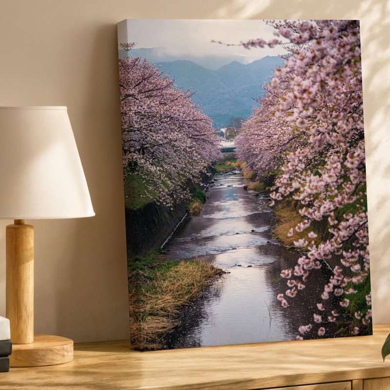 Toile, "Un paysage serein avec une rivière tranquille flanquée de fleurs", art mural cerisiers en fleurs avec leurs fleurs roses éclatantes
