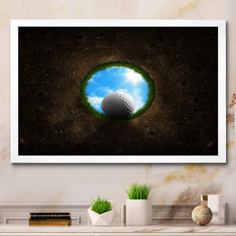 «Golf Ball Falling Into», reproduction sur toile, H 16 po x l 32 po x P 1 po, Cadre de coin blanc fermé