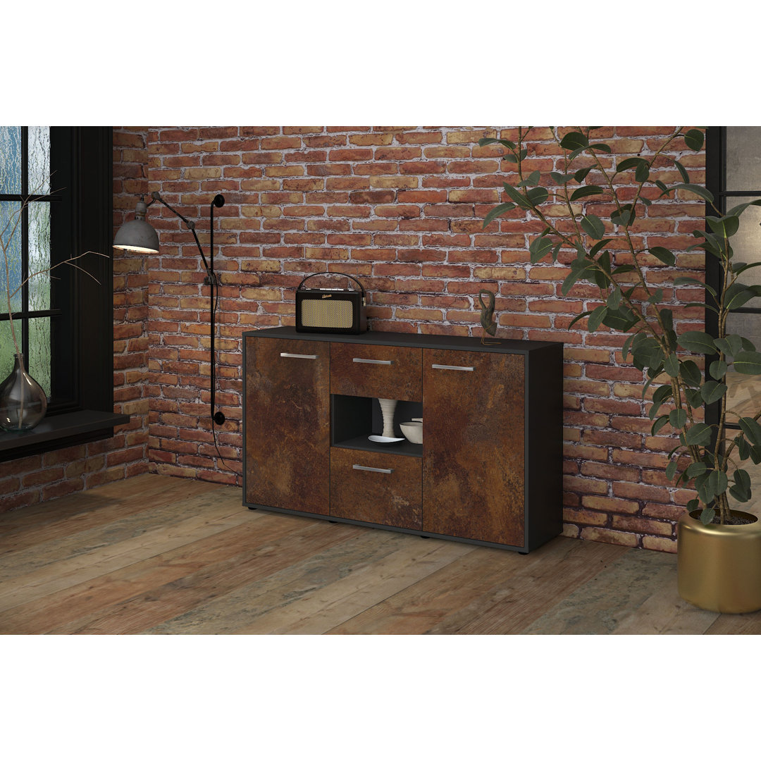 Das Sideboard Denise hat einen Korpus und eine Front (136 x 79 x 35 cm) und verfügt über Metallgriffe.