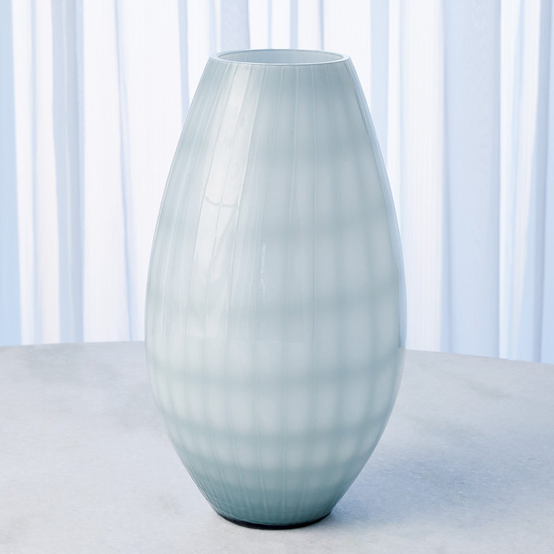Vase en verre tubé bleu, H 14 po x l 7,75 po x P 7,75 po
