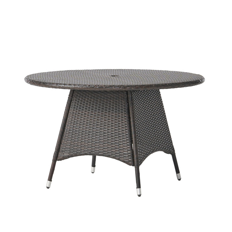 Charmante table de salle à manger d'extérieur en osier pour des rassemblements inoubliables