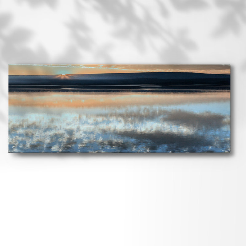 Lever de soleil serein sur toile, H 12 po x l 30 po x P 1,5 po