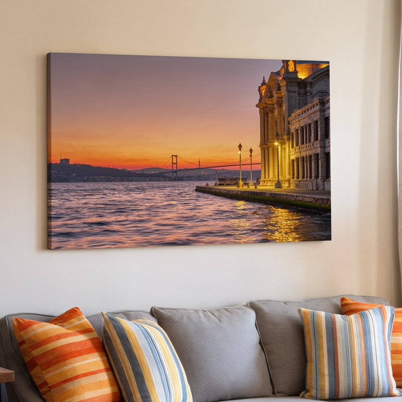 Toile, "Un coucher de soleil serein sur le Bosphore à Istanbul" avec art mural, bâtiment historique en pierre avec détails architecturaux ornés