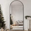 Miroir surdimensionné arqué en métal surdimensionné-543396699-570231710