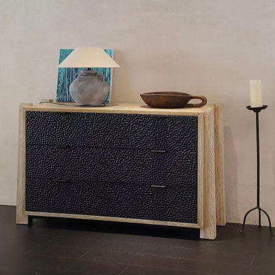 buffet minimaliste aux bords martelés