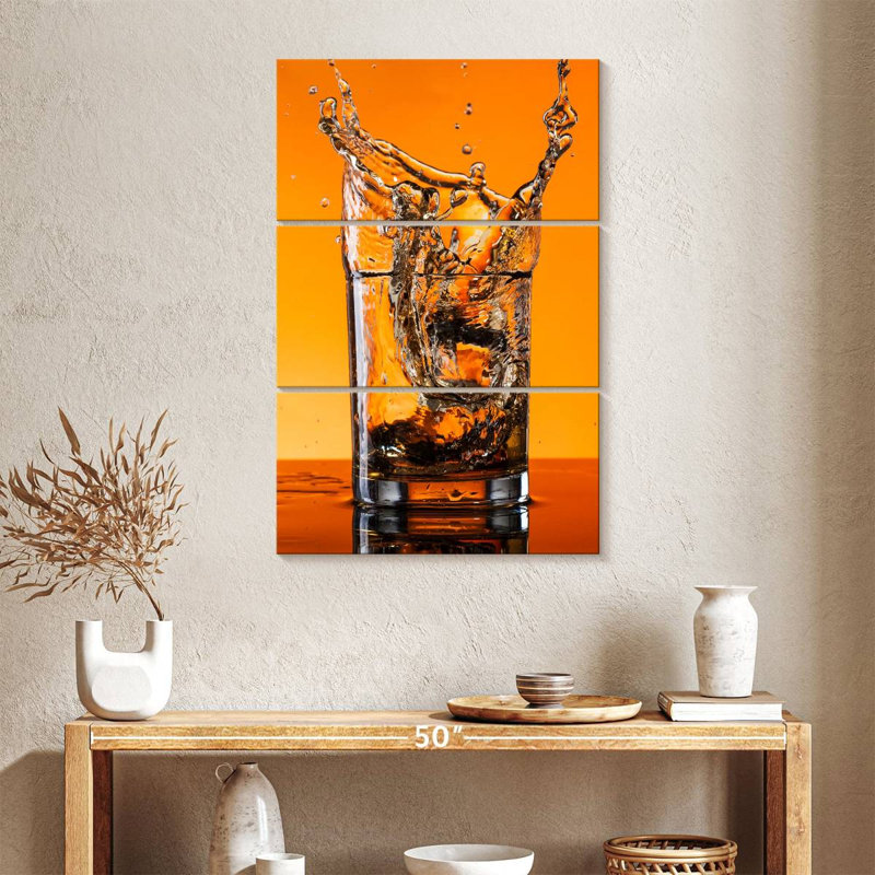 Yarlin whisky éclaboussant dans un verre, H 38 po x l 24 po