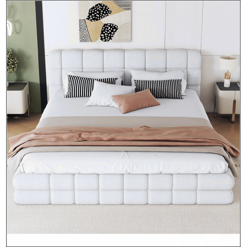 Grand lit plateforme tapissier avec rangement intégré, combinant confort, style et solutions peu encombrantes pour les chambres à coucher modernes.
