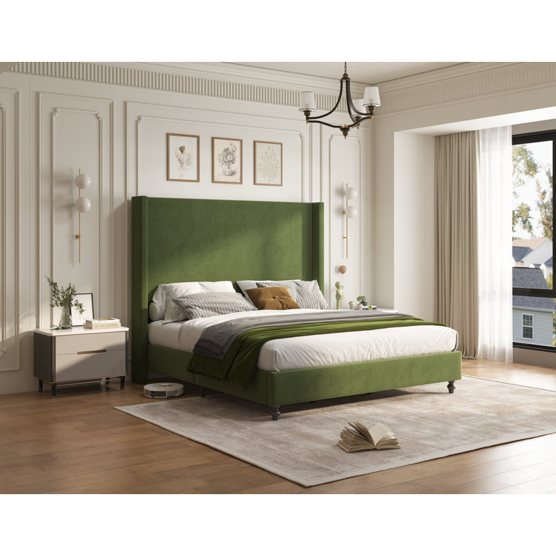 Lit tapissier en velours côtelé grand format Wauson Crofford avec tête de lit haute de 63 po et pieds en bois massif, vert
