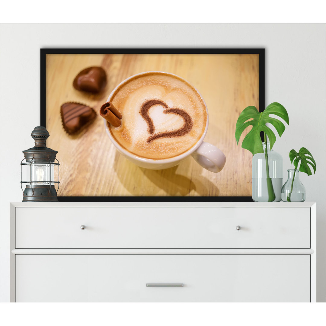 Gerahmtes Poster Leckerer Cappucino mit Herz