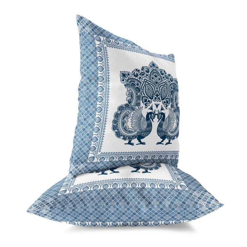 Coussin Peacock Prowess, H 16 po x l 16 po, Bleu / blanc