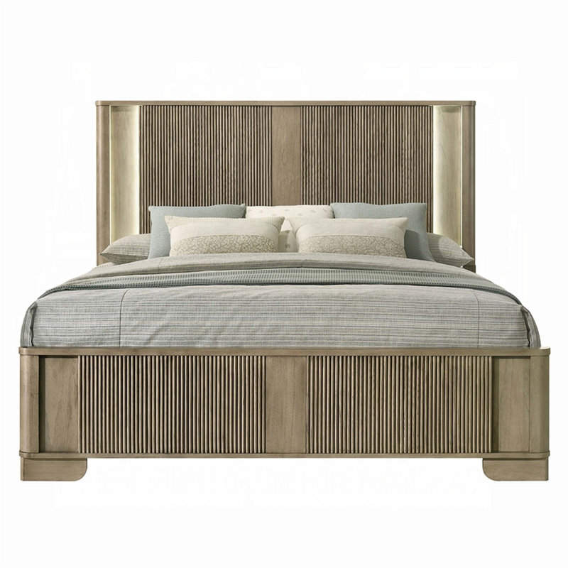 Lit de style transitionnel avec tête de lit à DEL, finition chêne antique et panneaux de roseaux pour un charme rustique et une élégance moderne.