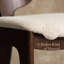 Chaise d'appoint en bois massif Rozella avec dossier incurvé sculpté