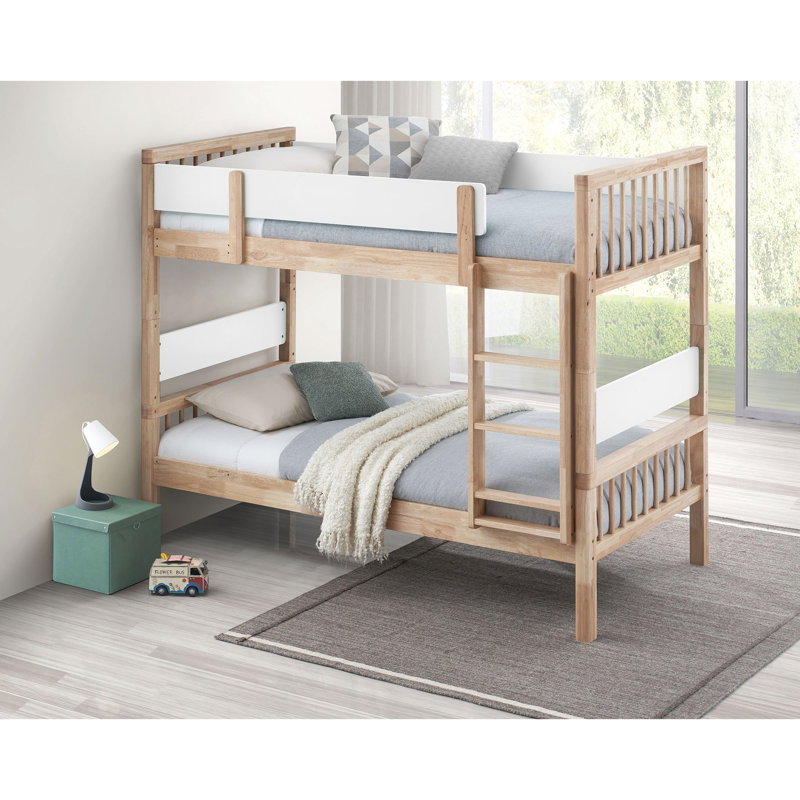 Lit simple superposé au fini naturel, avec des accents blancs et une esthétique fraîche, convient à la chambre à coucher avec des tons de bois, s'adaptant à différentes exigences fonctionnelles, conception à lattes