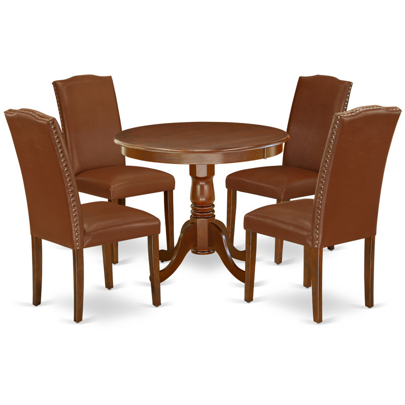Cet ensemble de salle à manger 5 pièces comprend une table de salle à manger ronde avec piédestal et 4 chaises Parson revêtues de similicuir brun et acajou
